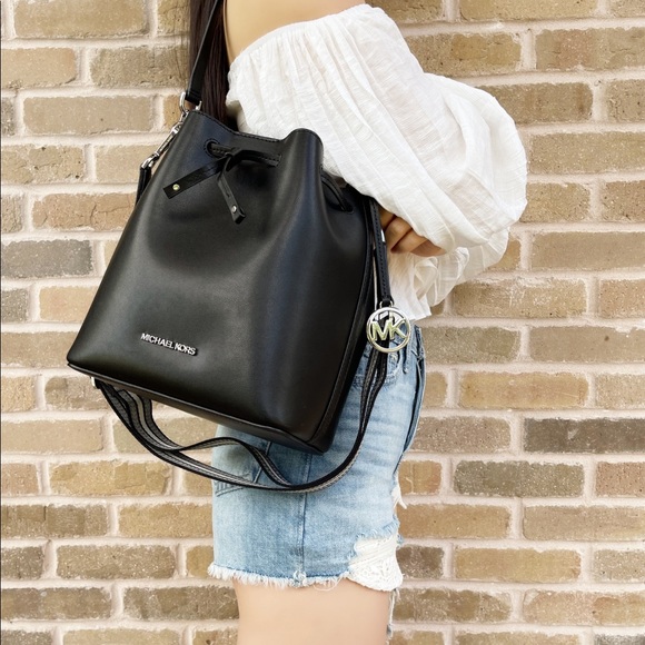 Gaby’sBags👜💕-NWT Michael Kors Bucket Bag Black - Picture 6 of 6